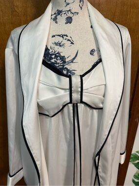 Kate Spade 2piece set- Mrs. bridal nightgown/robe -ivory with black piping (xl)